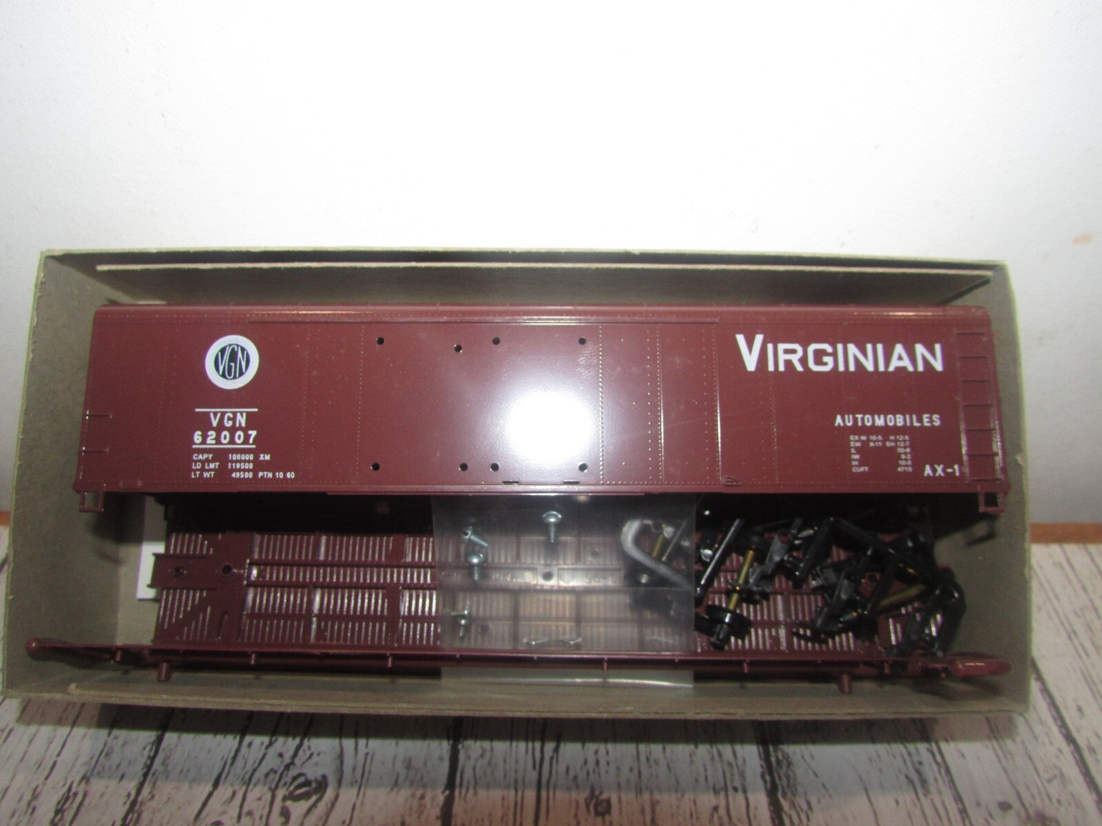 HO Scale Bowser 55410 50' Round Roof Double Door Box Car Kit VIRGINIAN