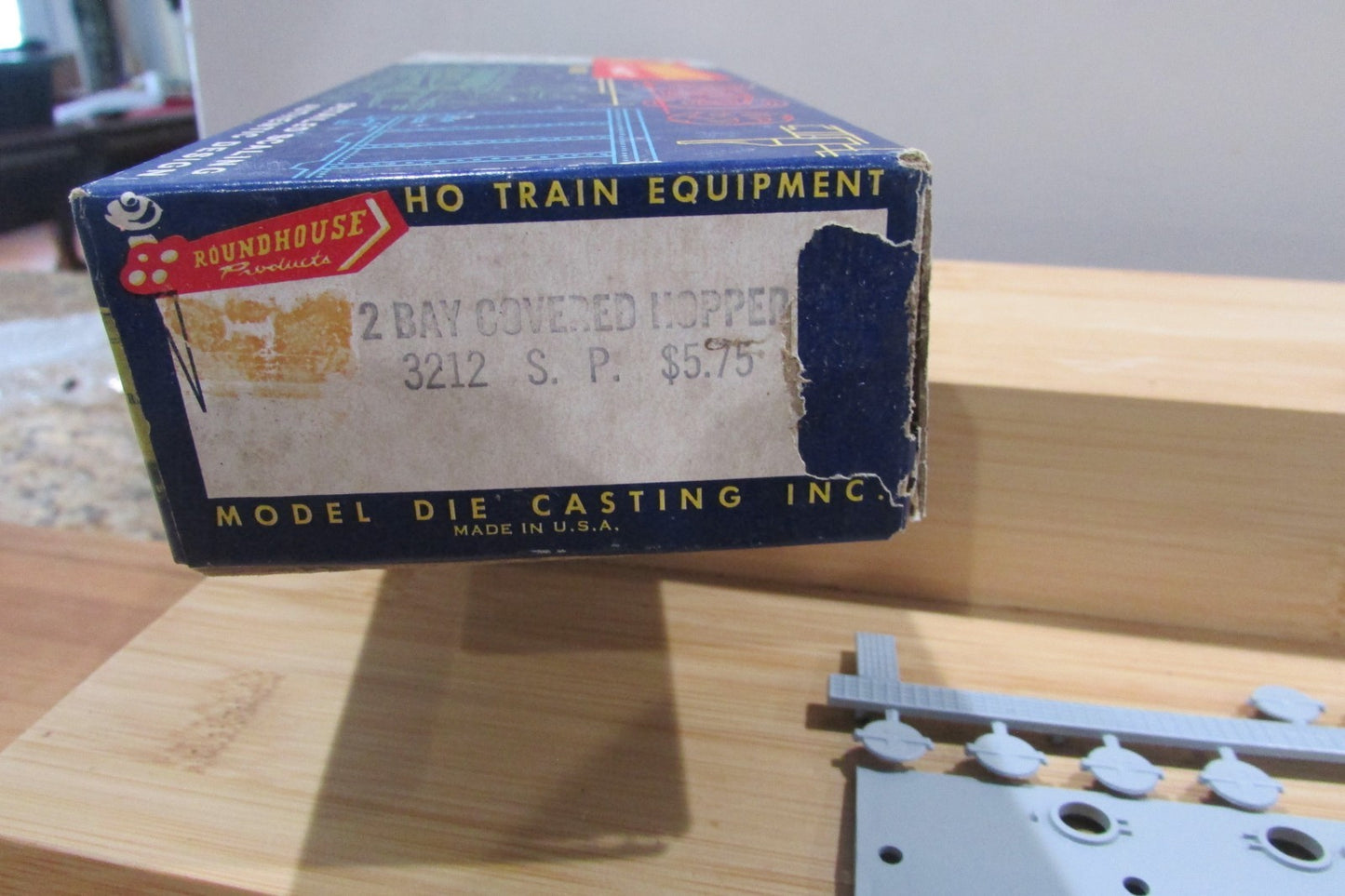 HO Scale Roundhouse 3212 2Bay Covered Hopper Southern Pacific RH5098