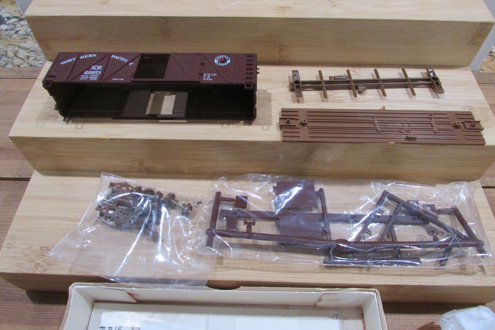HO Scale Walthers 932-2151 40' SS Wood Box w/Wood Ends NP Lot#5059