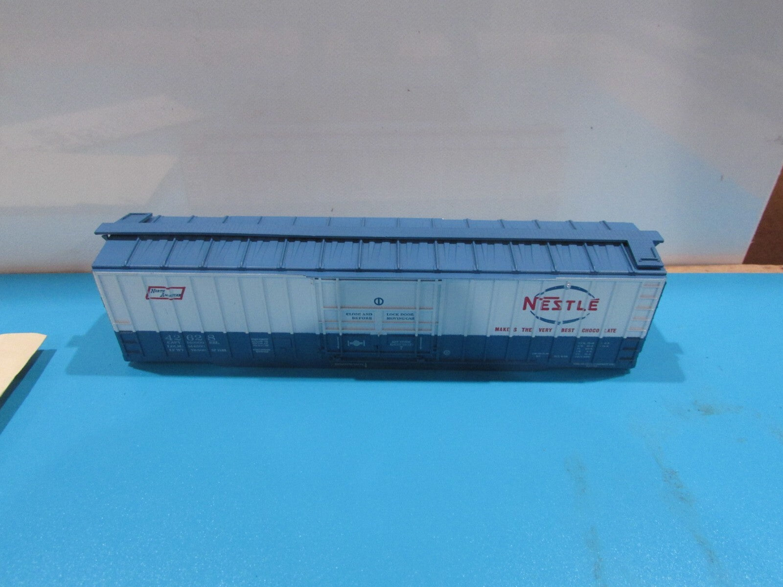 HO Scale Athearn 5284 50ft Plug Door Box Car Kit Nestle Lot#0851