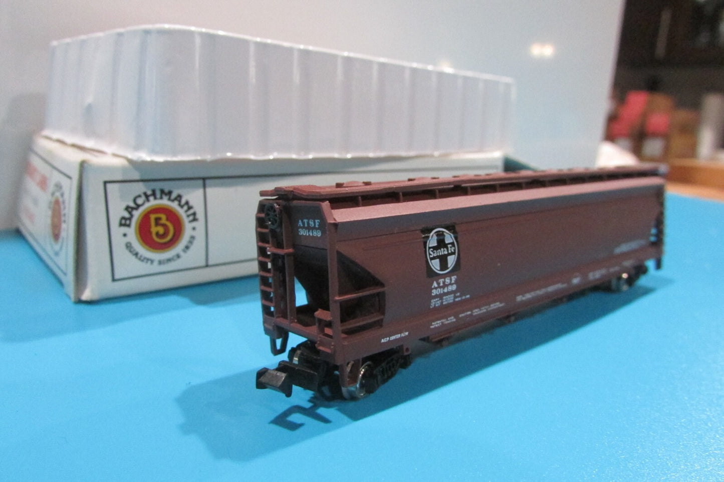 N Scale  Bachmann 70550 56' Center Flow Hopper  ATSF "Santa Fe"