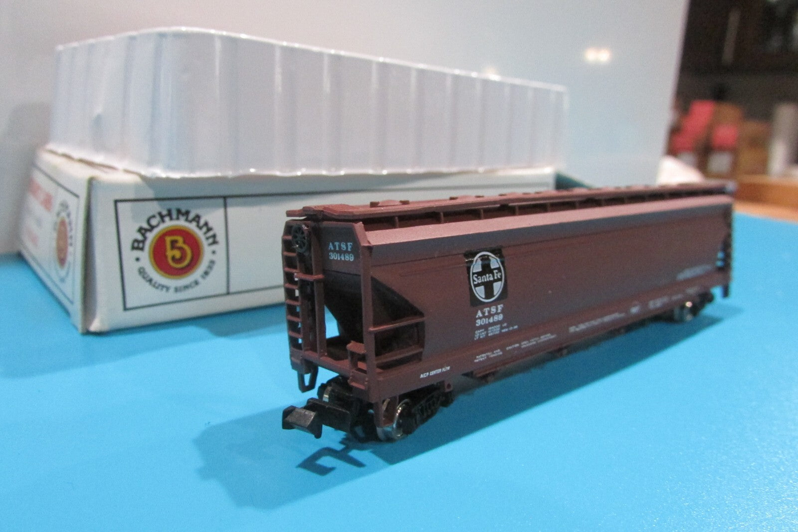 N Scale  Bachmann 70550 56' Center Flow Hopper  ATSF "Santa Fe"