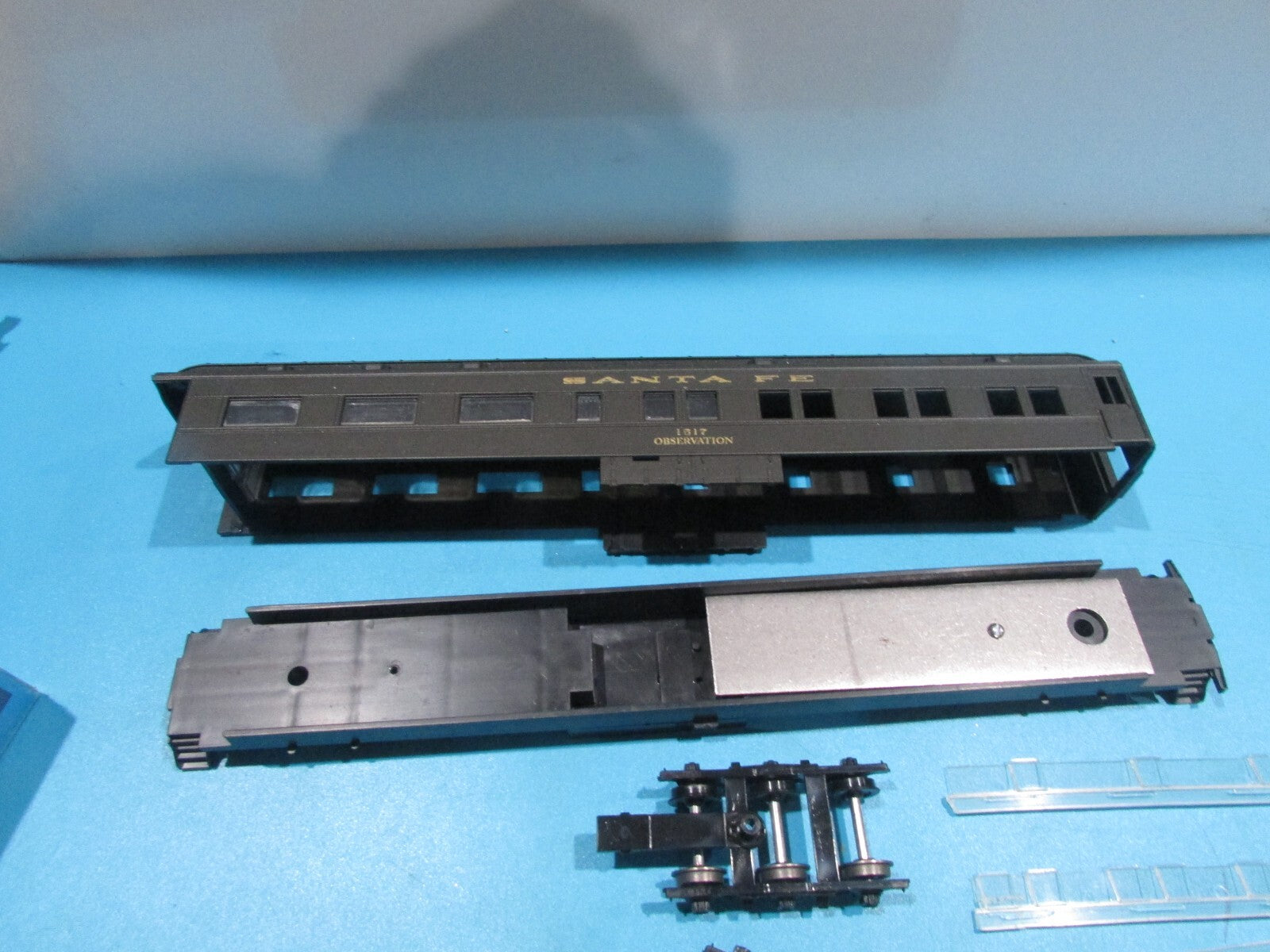 HO Scale Athearn Observation Passenger Car Kit Santa Fe  Lot#2310
