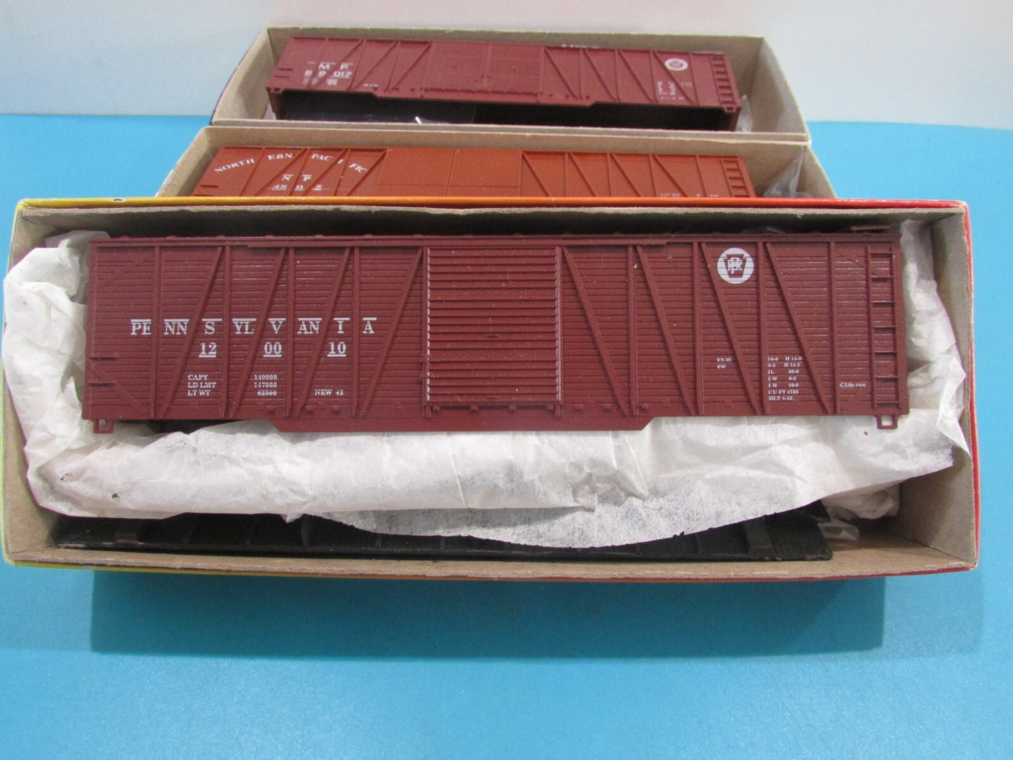 HO Scale Roundhouse (3) Assorted 50' Freight Cars Lot#2425
