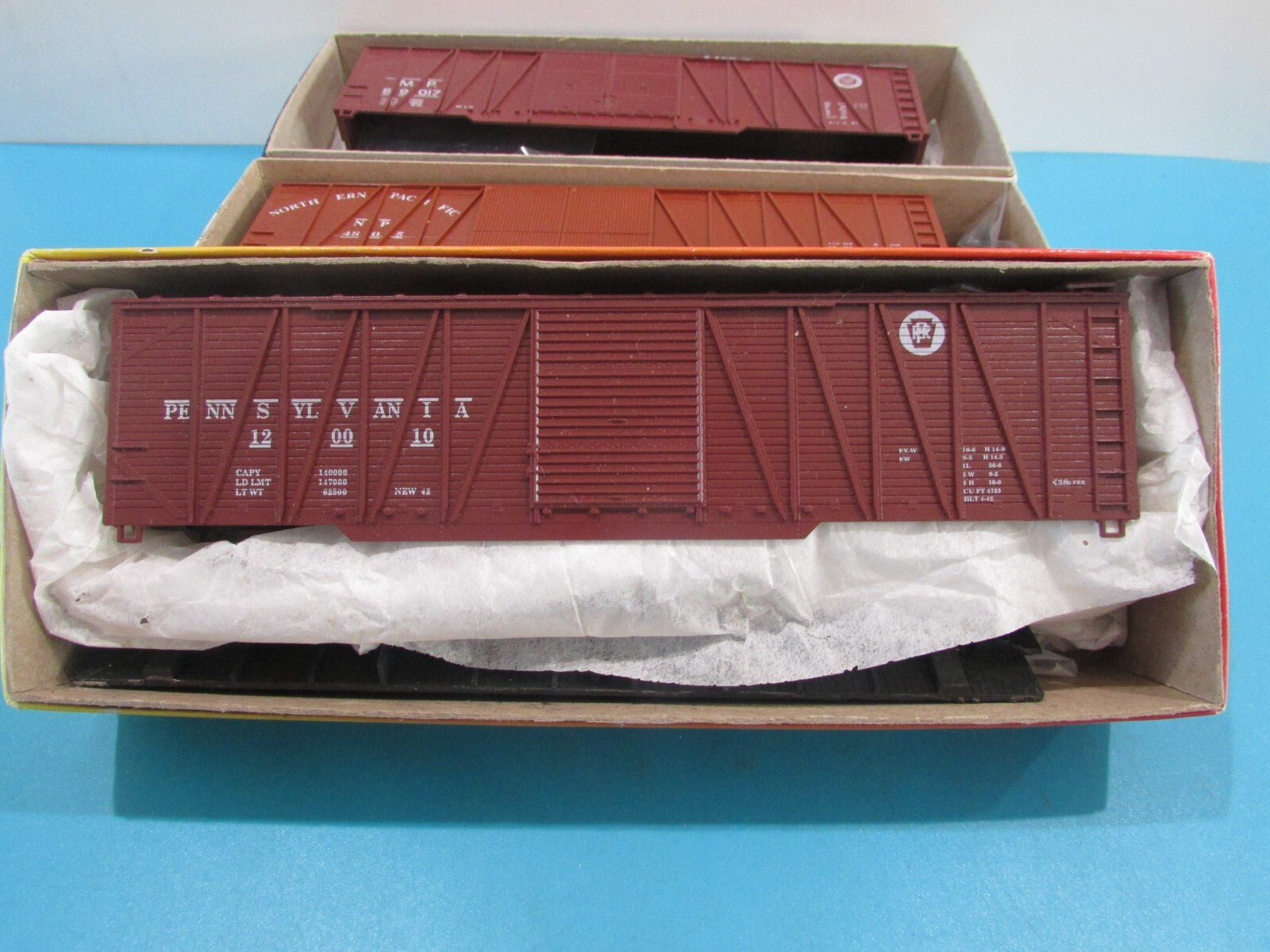 HO Scale Roundhouse (3) Assorted 50' Freight Cars Lot#2425