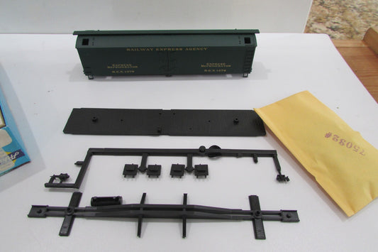 HO Scale Walthers/Athearn 932-9037 REA 50' Express Reefer Kit