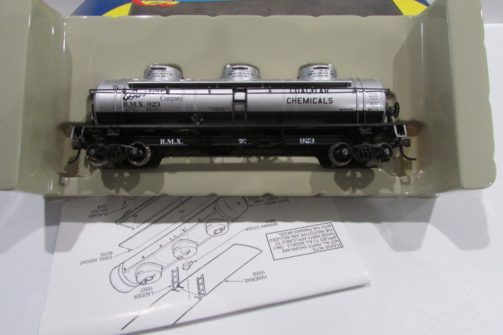 HO Scale Athearn 73679 Tiple Dome Tank Car #923 Barrett Company