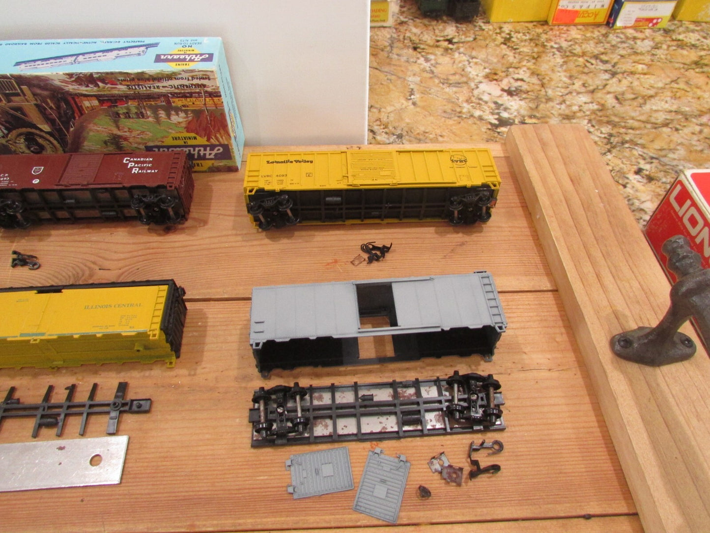 HO Scale Athearn Assorted Freight Cars (6) Lot#1987
