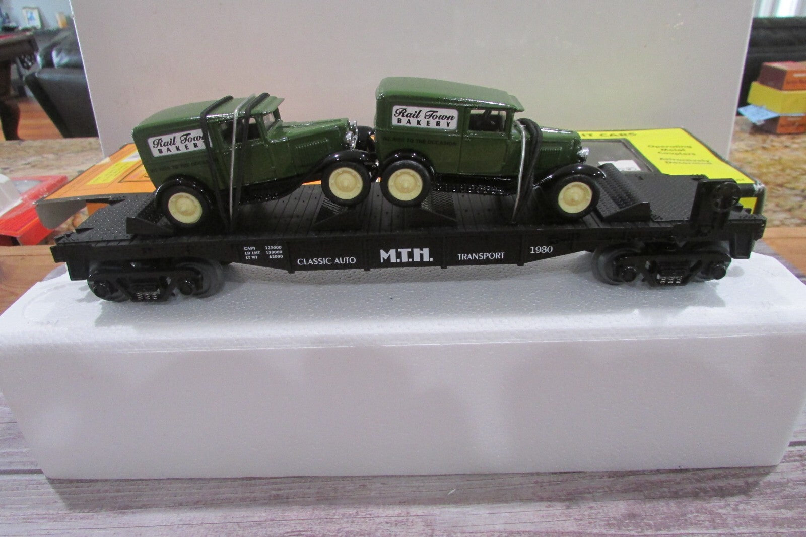 O Scale MTH 30-7671 Flat Car w/Ertl 30' 1/2 Ton Panel Van Lot#2996