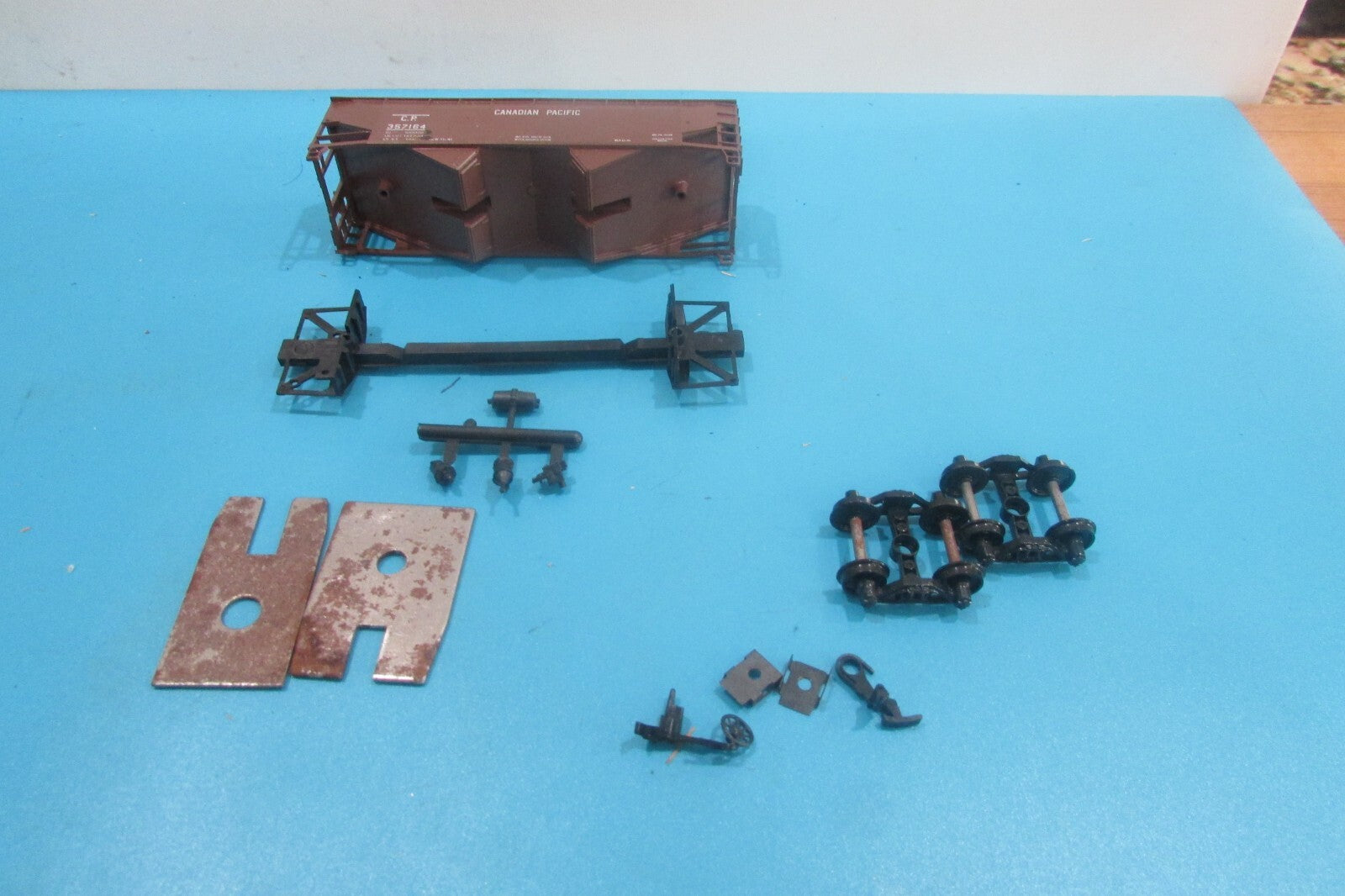 HO Scale Athearn 5402 34ft O/S Hopper Car Kit Canadian Pacific