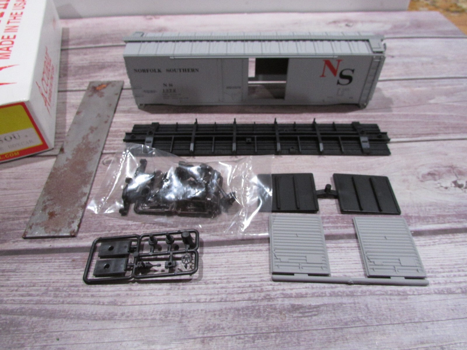 HO Scale  Accurail 5310 50' Combo Door BoxCar Norfolk-Southern #1372