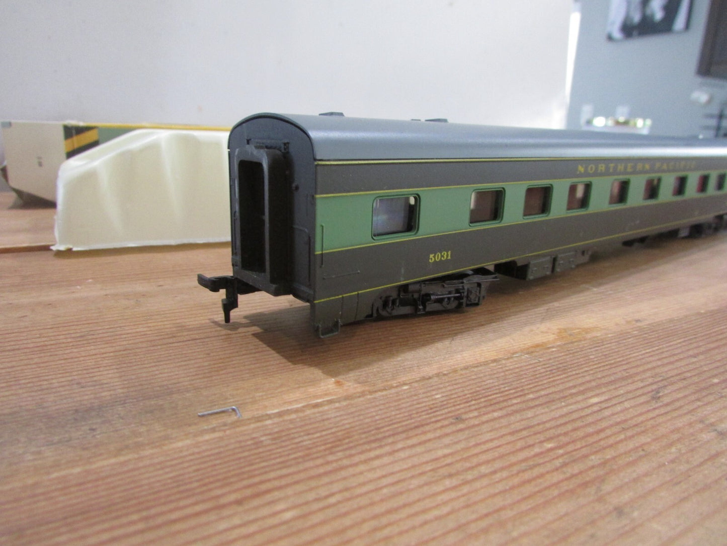 HO Scale AHM/Rivarossi Duplex Sleeper Passenger Car Northern Pacific Lot#3550