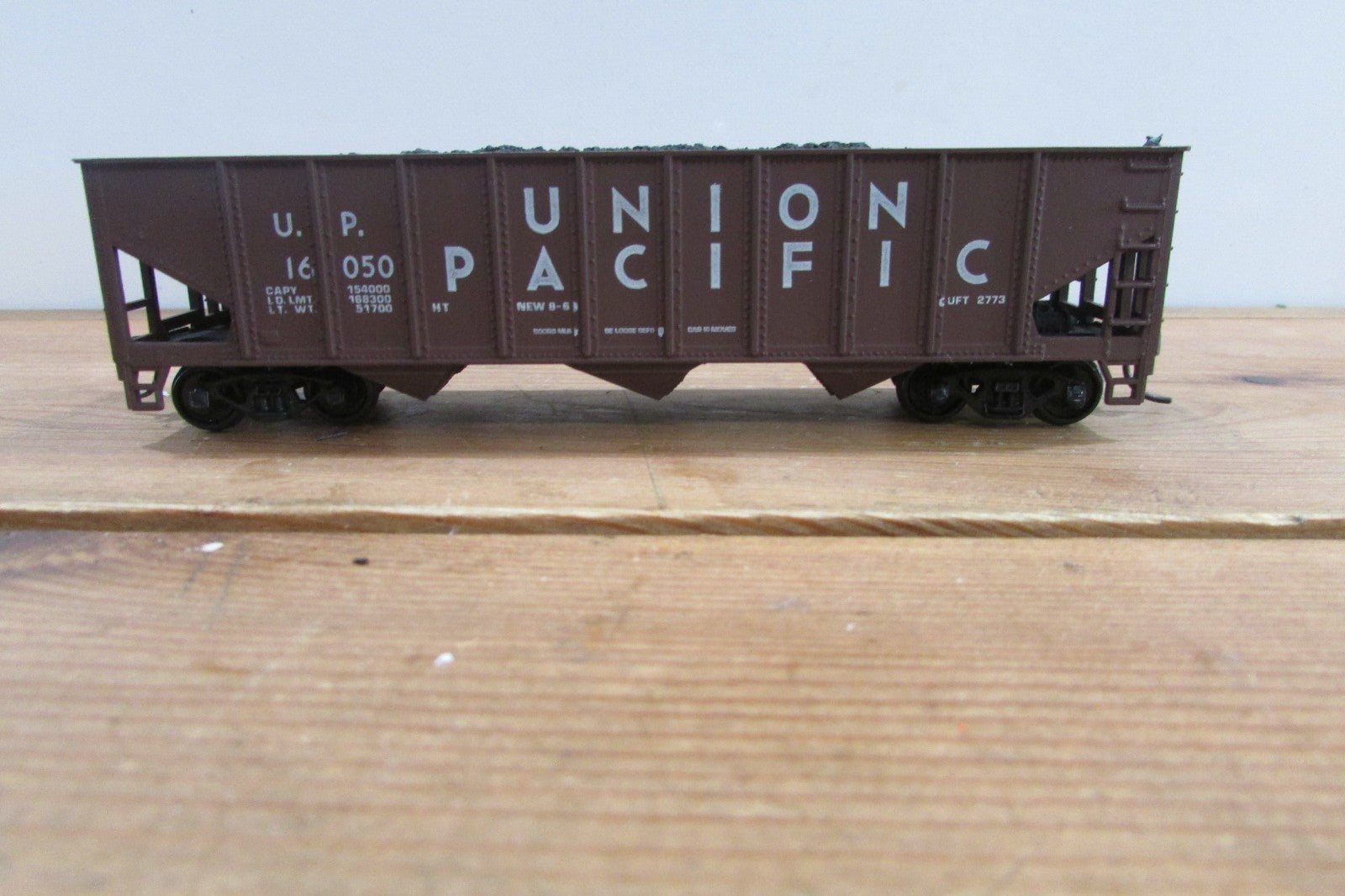 HO Scale Roundhouse 3Bay Hopper W/Load Union Pacific RH4940