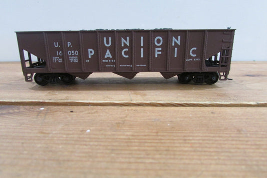 HO Scale Roundhouse 3Bay Hopper W/Load Union Pacific RH4940