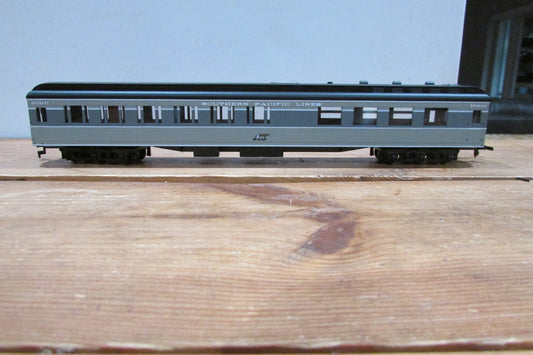 HO Scale IHC 49663 Southern Pacific Lark Heavyweight Diner Car #10147 Lot#3623