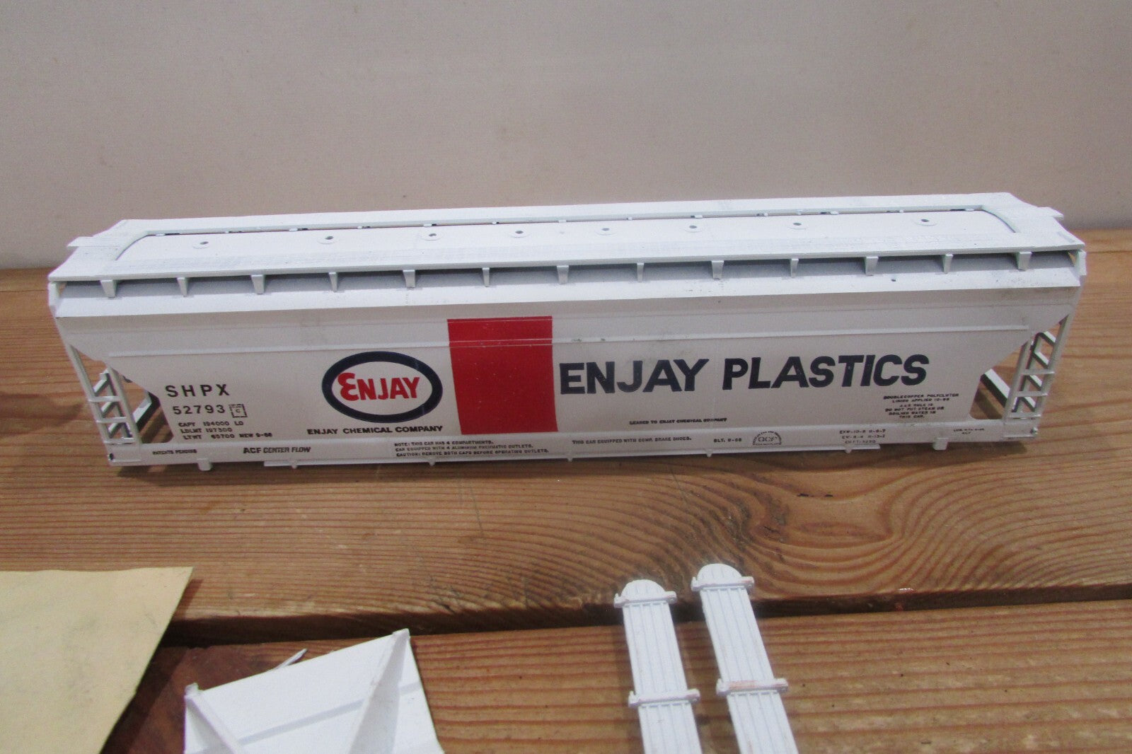 HO Scale Athearn 55ft Center Flow Hopper Enjay Plastic  Lot#4723