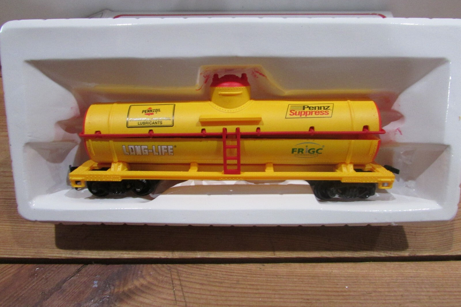HO Scale Model Power 8127  40' Single Tank Car Pennzoil