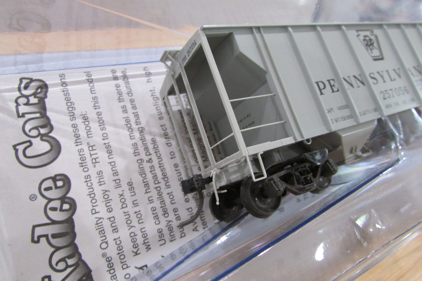 HO Scale Kadee Cars 8322 PS-2 Covered Hopper 2Bay 2003 Cu Ft KD5013