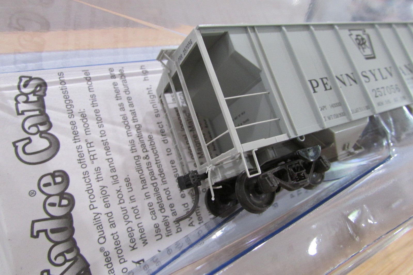 HO Scale Kadee Cars 8322 PS-2 Covered Hopper 2Bay 2003 Cu Ft KD5013
