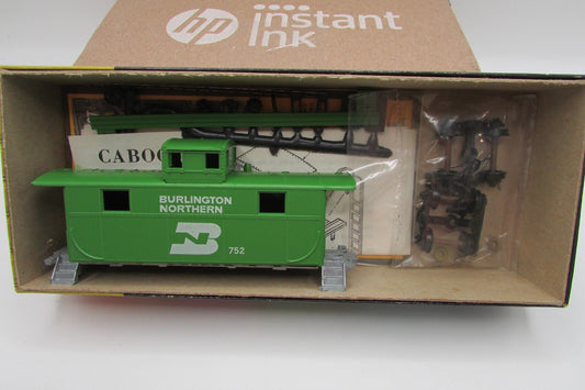 HO Scale RoundHouse C13 Caboose Burlington Northern   RH4840