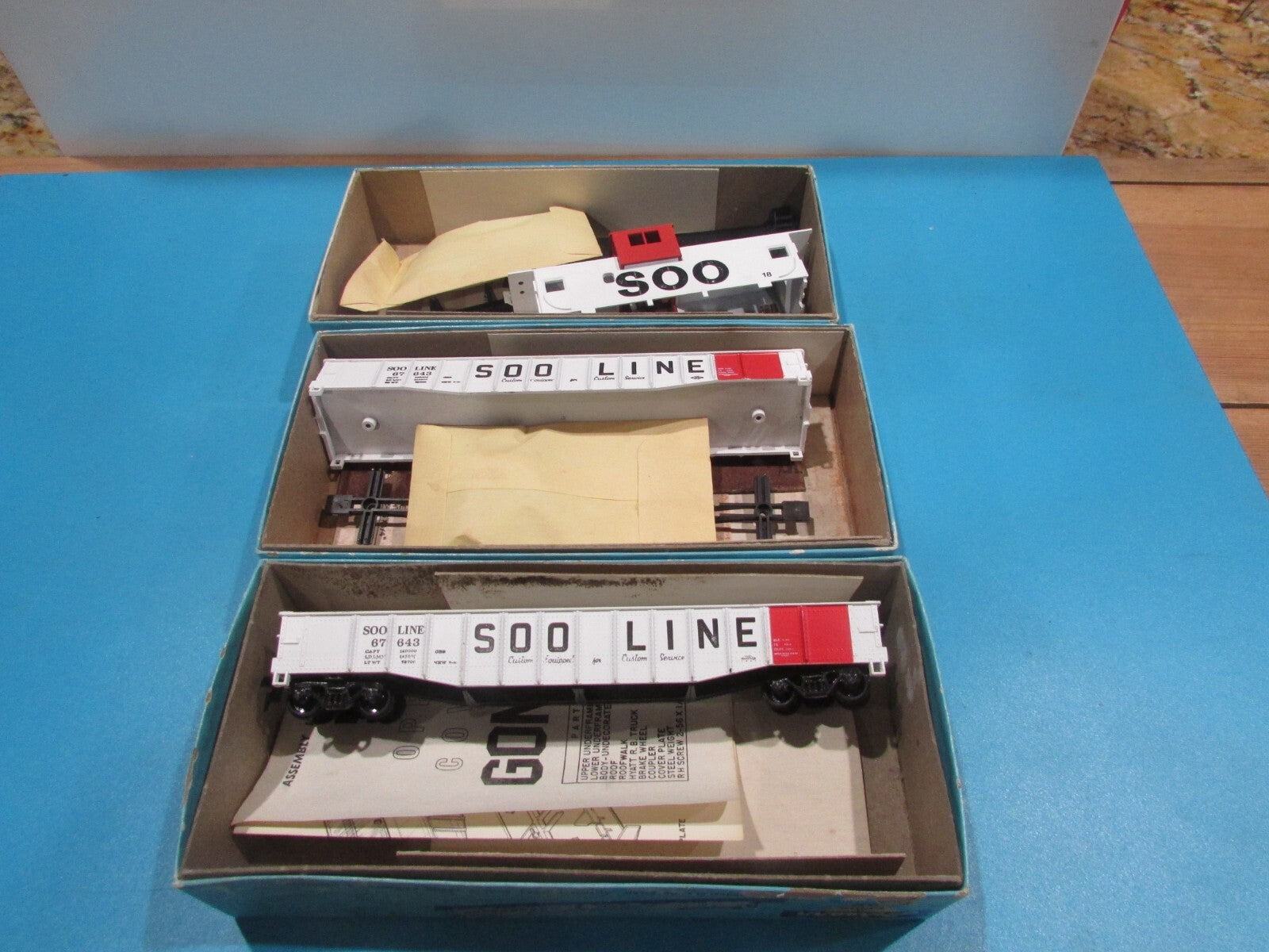 HO Scale Athearn Assorted (2)Gondola & Wide Vision Caboose Soo Line Lot#2250