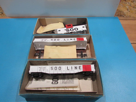 HO Scale Athearn Assorted (2)Gondola & Wide Vision Caboose Soo Line Lot#2250
