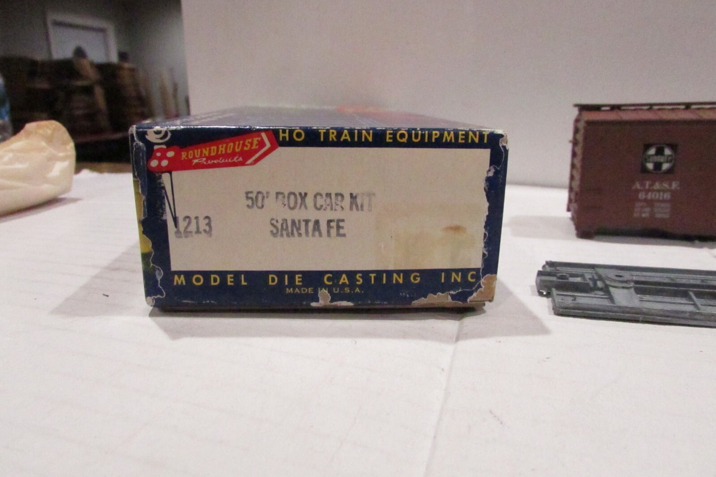 HO Scale RoundHouse 1213 50' Box Car Kit Santa Fe