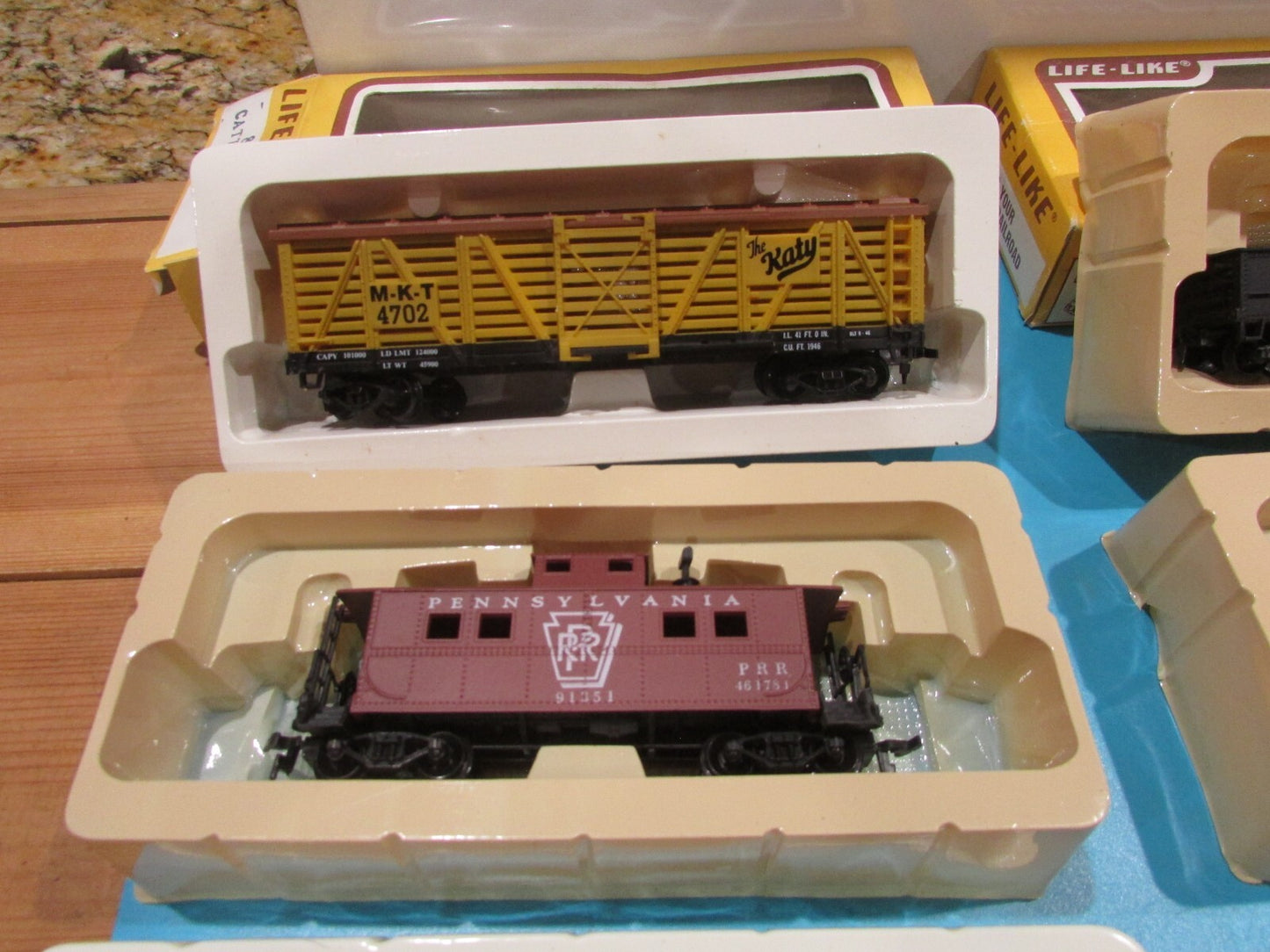 HO Scale Life-Like (6) Assorted Freight Cars in Box Lot#1414