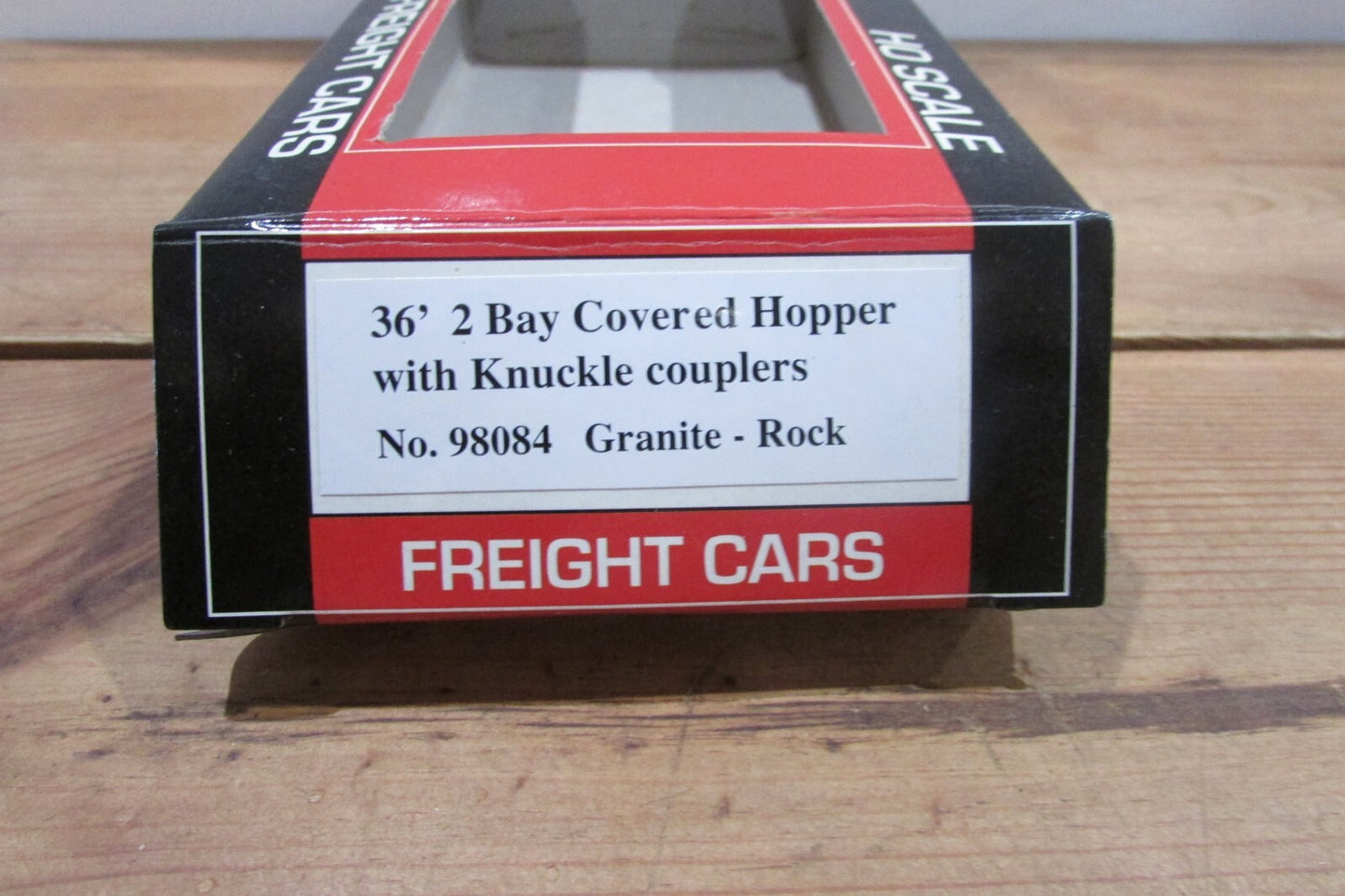 HO Scale Model Power 98084 36' 2Bay Covered Hopper Granite Rock #1001