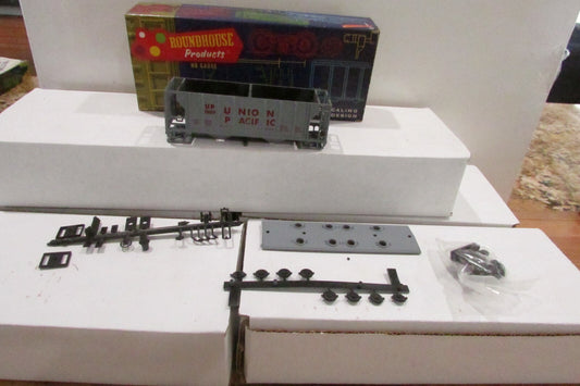 HO Scale RoundHouse  1432 Covered Hopper Kit Union Pacific RH4369