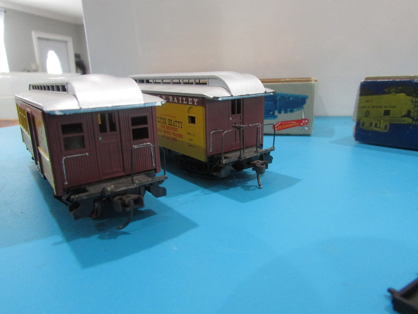 HO Scale Roundhouse (2) Barnum & Bailey Passenger Cars  Lot#1776