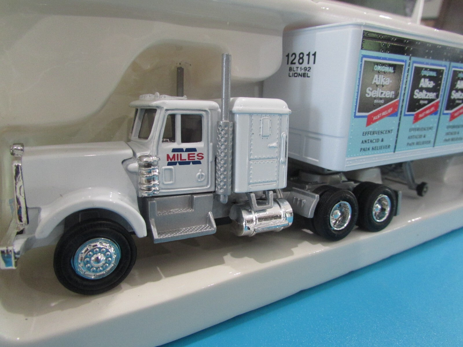 O Scale Lionel 6-12811 Alka-Seltzer tractor & Trailer Lot#1666