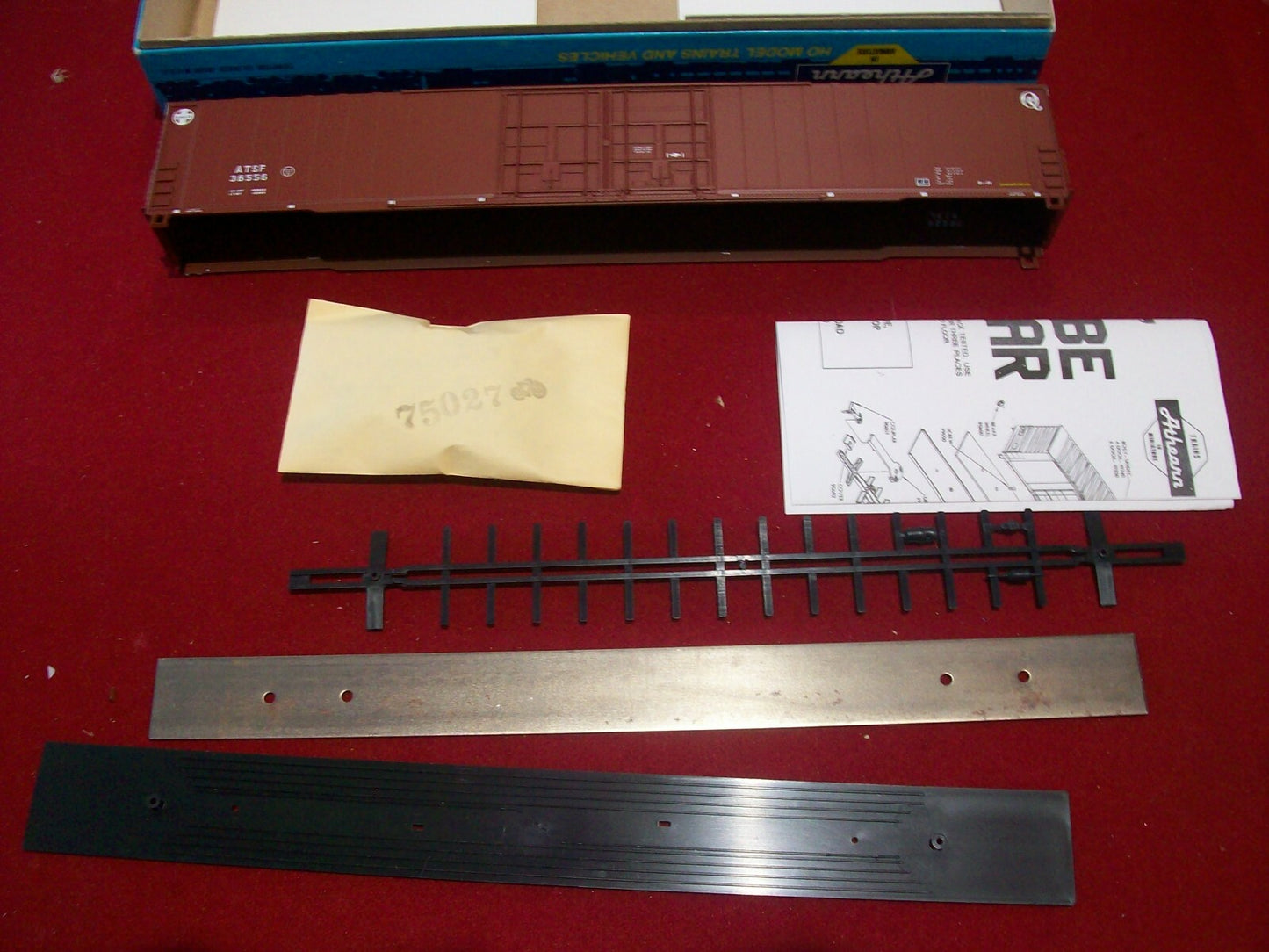 HO Scale Athearn 2952 4-Door 86'ft Hi Cube SANTA FE Kit Car Lot#4056