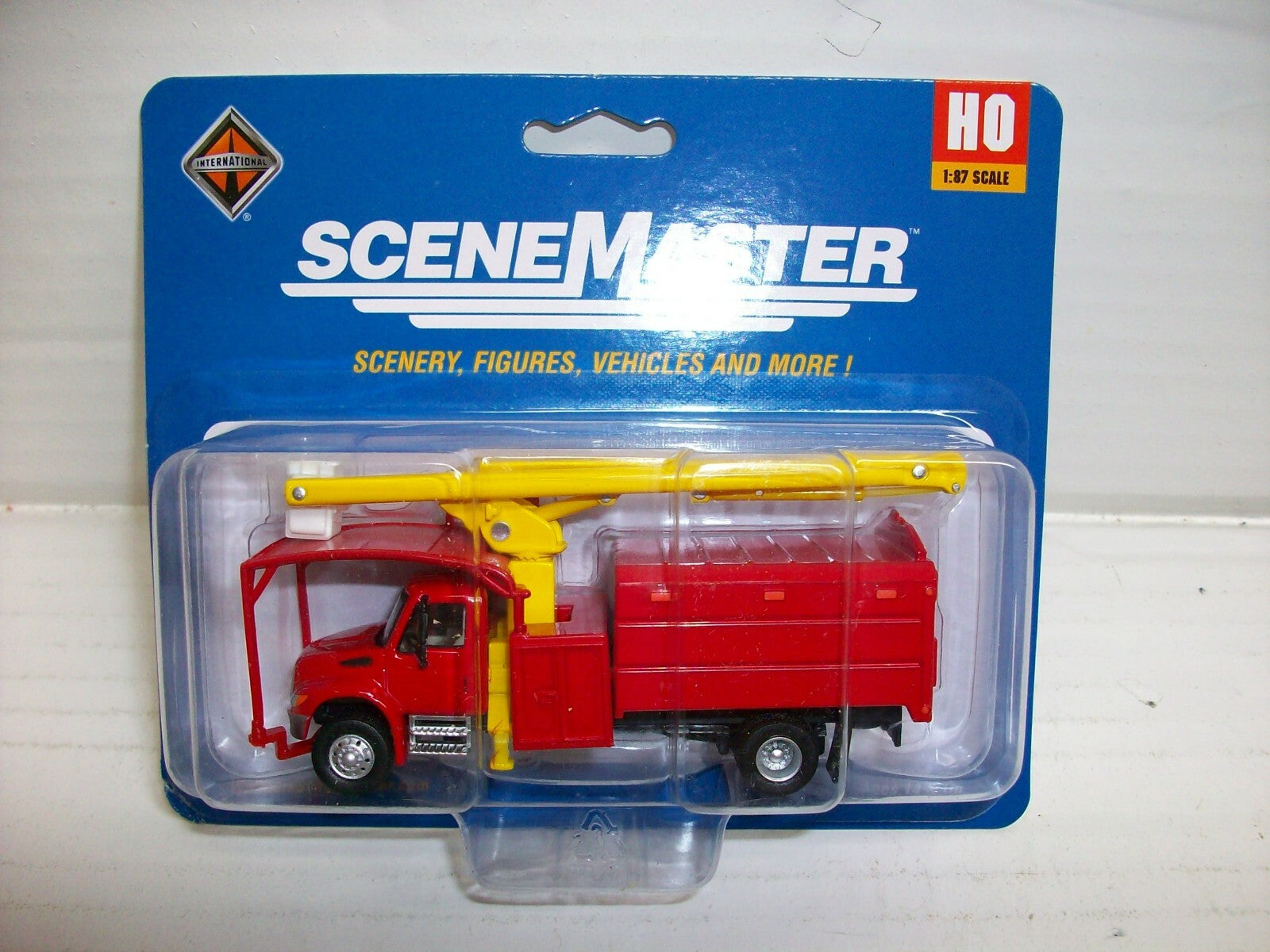 Ho Scale Walthers 949-11742  International(R) 4300 Tree Trimmer Truck - Red