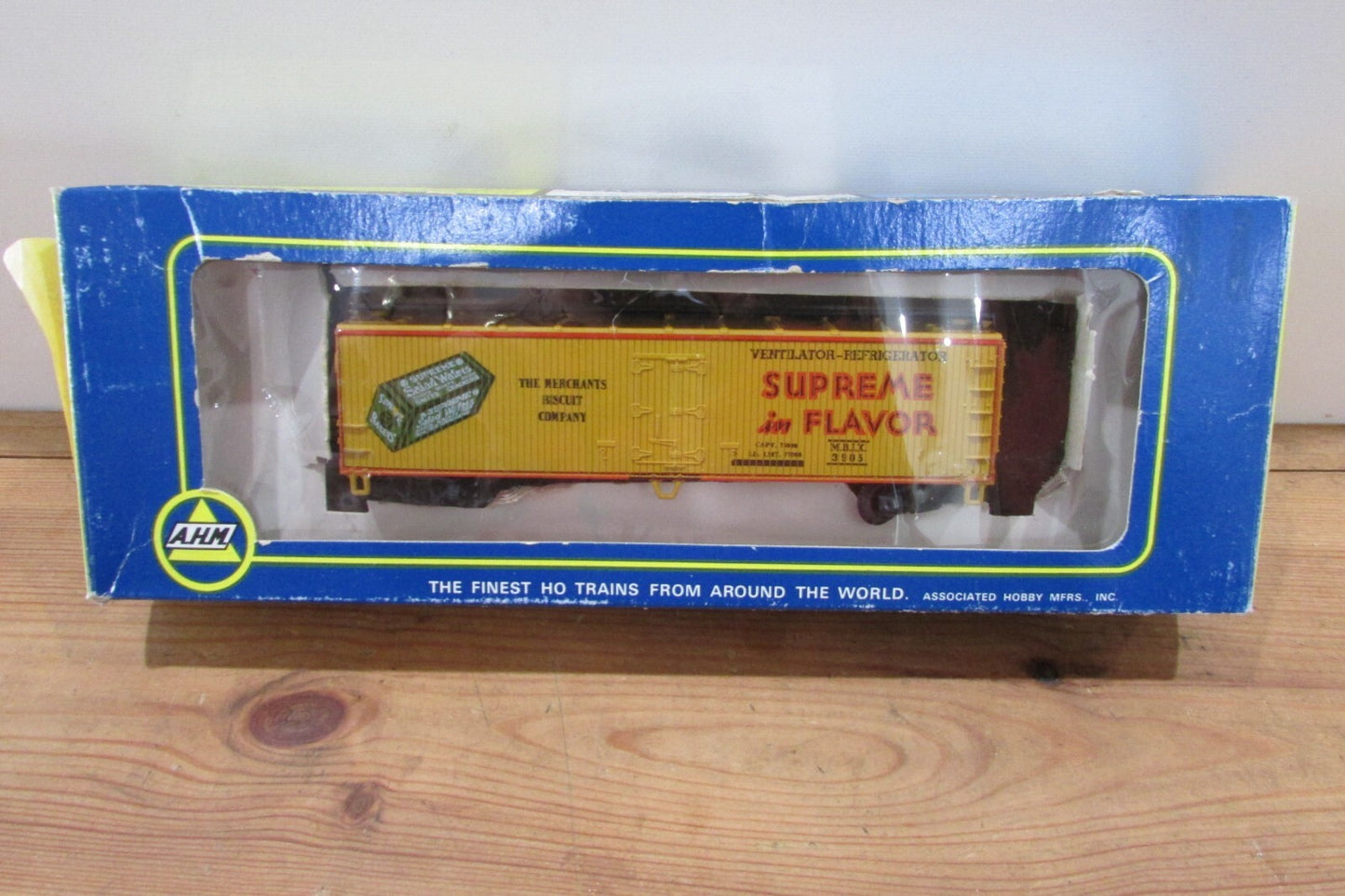 HO Scale AHM 81-36 Reefer Car  The Merchants Biscuit Company