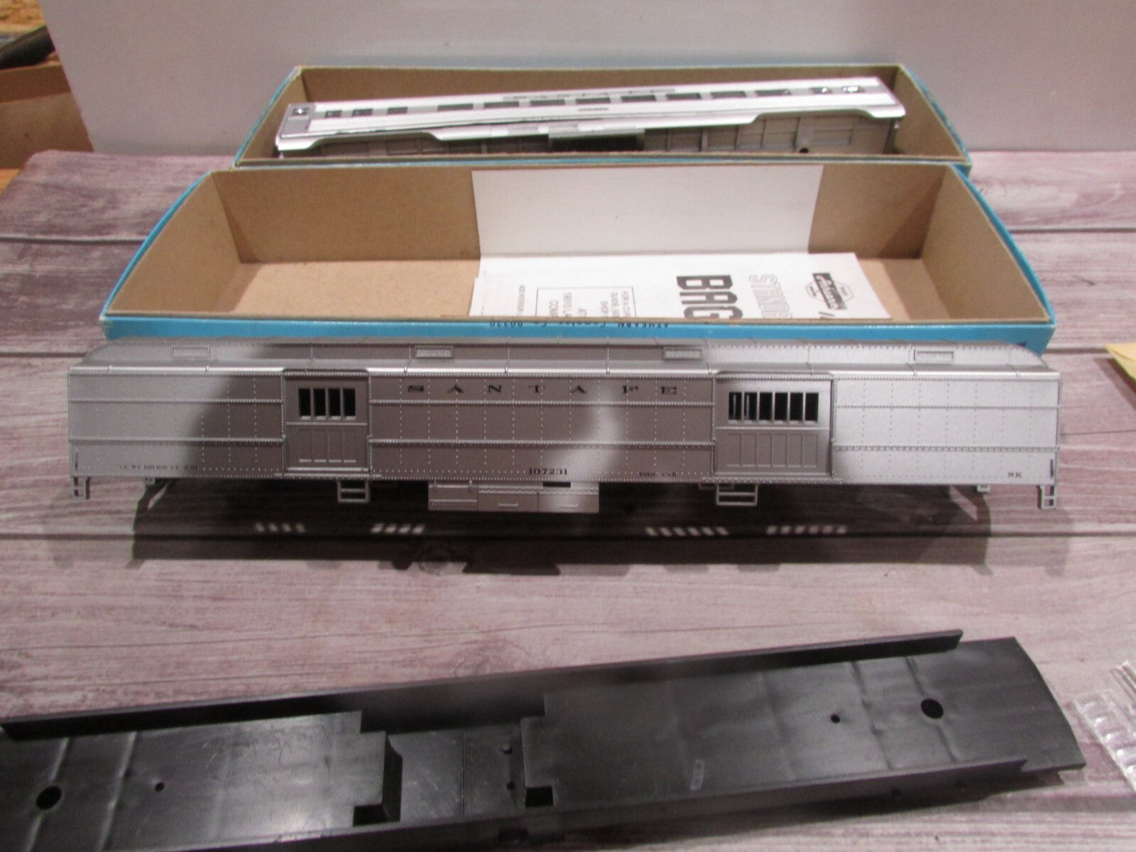 HO Scale Athearn (2) Passenger Car "Santa Fe" Kits Lot#3226