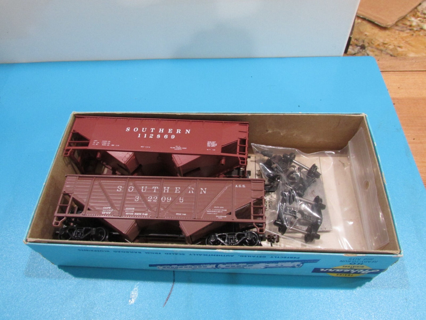 HO Scale (4) Assorted Freights Cars "Southern" Lot#1102