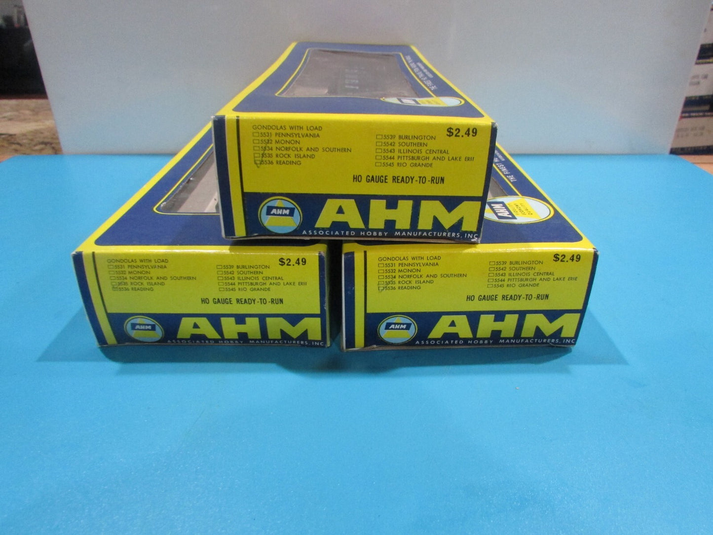 HO Scale AHM 5536 (3) Gondolas Cars with Load Reading Lot#3563