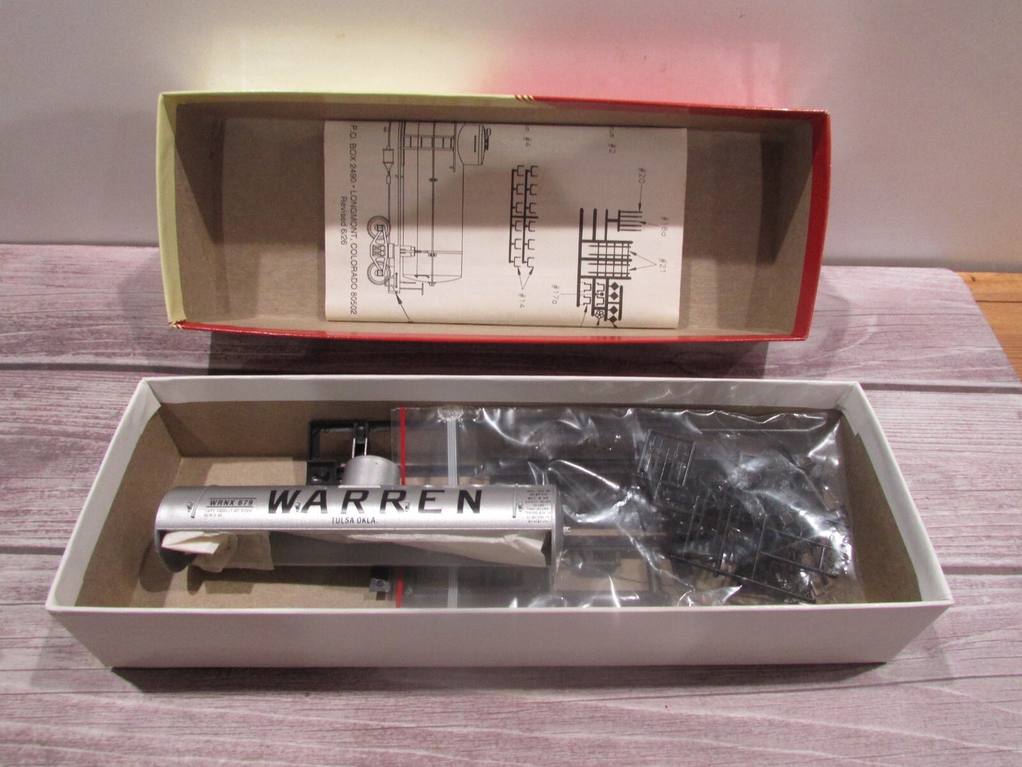 Ho Scale Red Caboose  RC-3030-4 10,000 Gallon Tank Car Warren Lot#3929