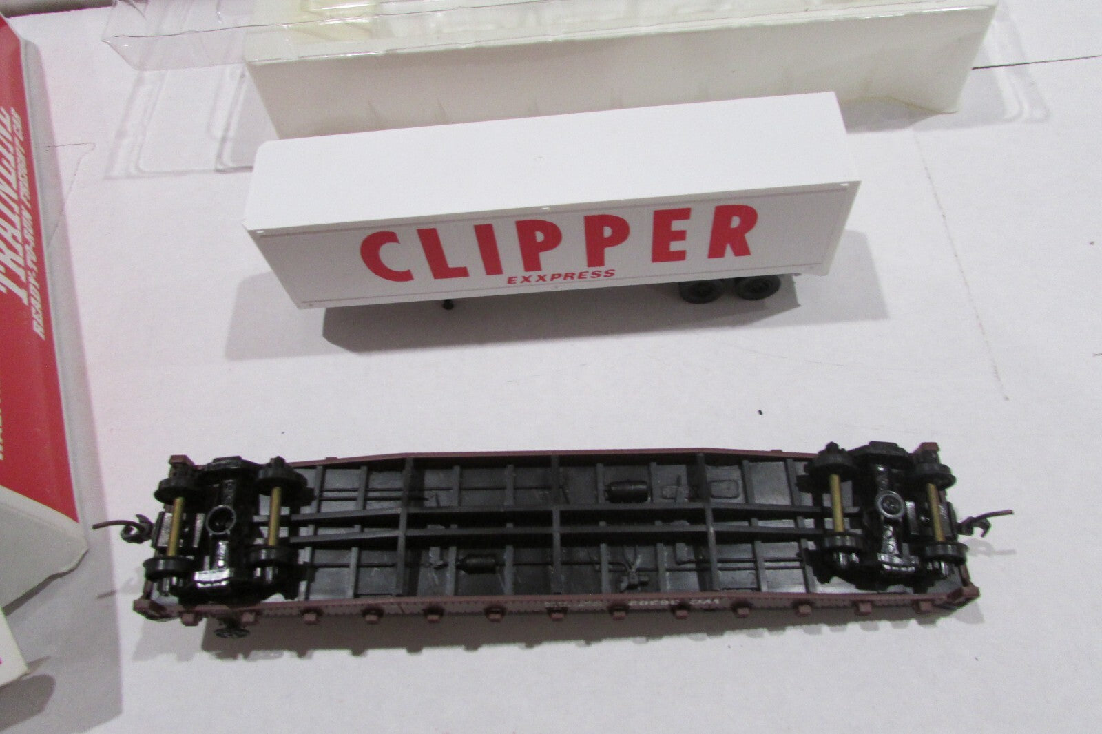 HO Scale Walthers Trainline WC#36302 Flat Cat w/ Clipper Express Trailer WAL4874