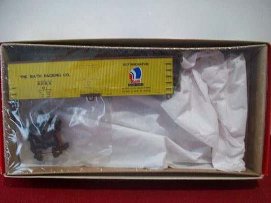 HO Scale Walthers 932-2429 40' FT DS Reefer W/WOOD END "Rath Black Hawk"