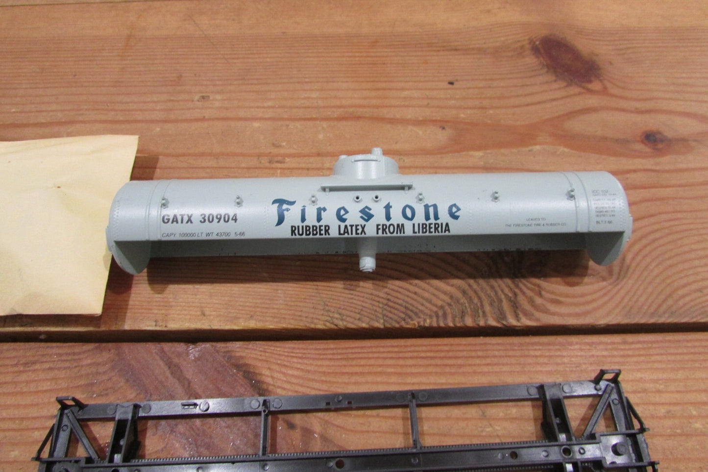 HO Scale Athearn 1979 40ft Tank Car Kit Firestone  Lot#4514