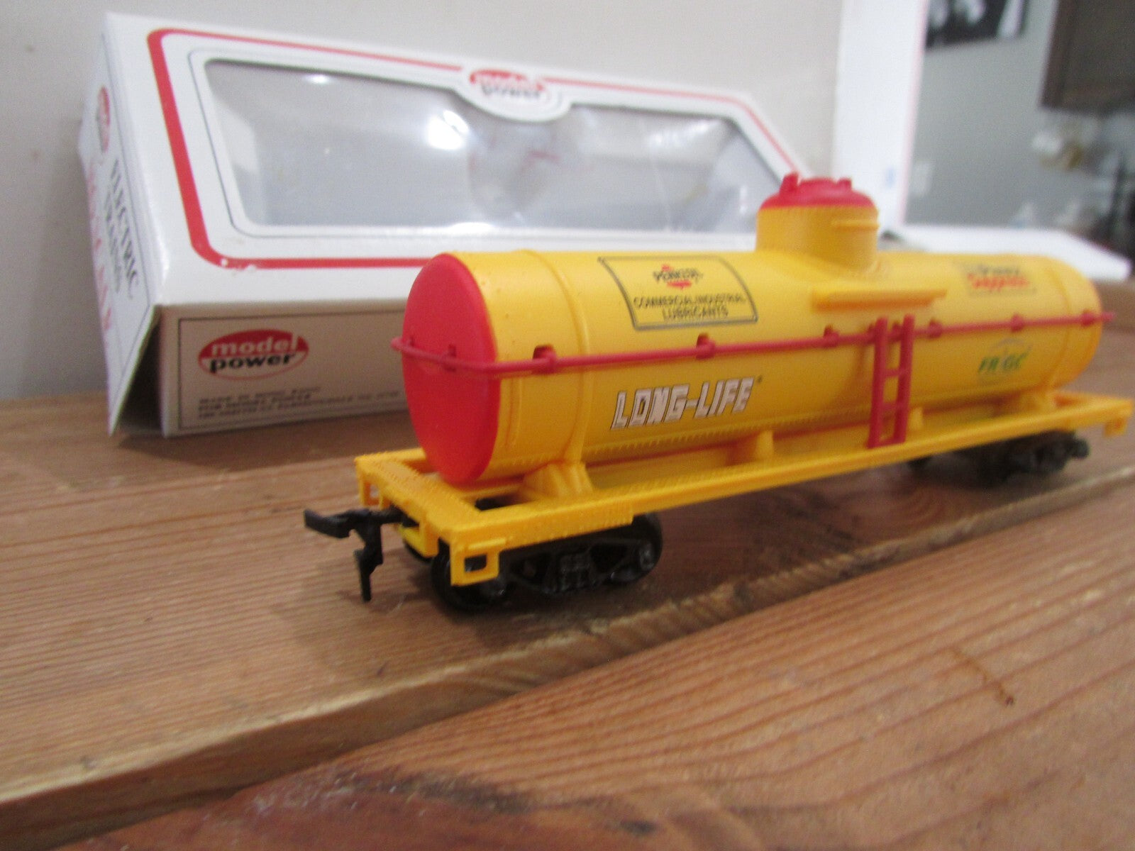 HO Scale Model Power 8127 40' Chemical Tank Car Pennzoil