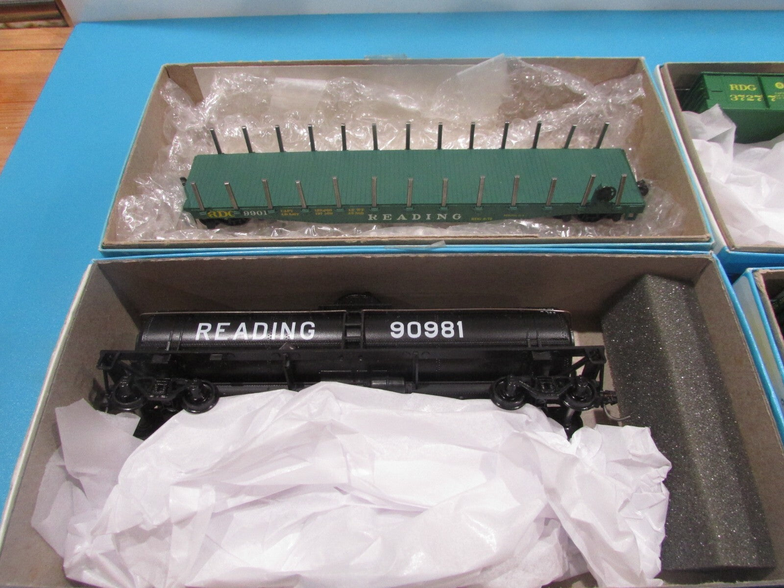 HO Scale Athearn (4) Assorted Freight Cars Reading Lot#2177