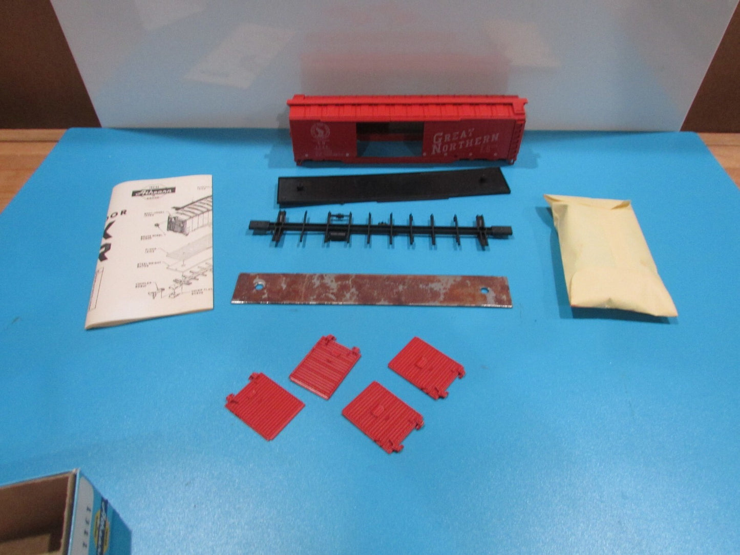 HO Scale Athearn (2) Freight Cars Kits  Great Northern Lot#1002