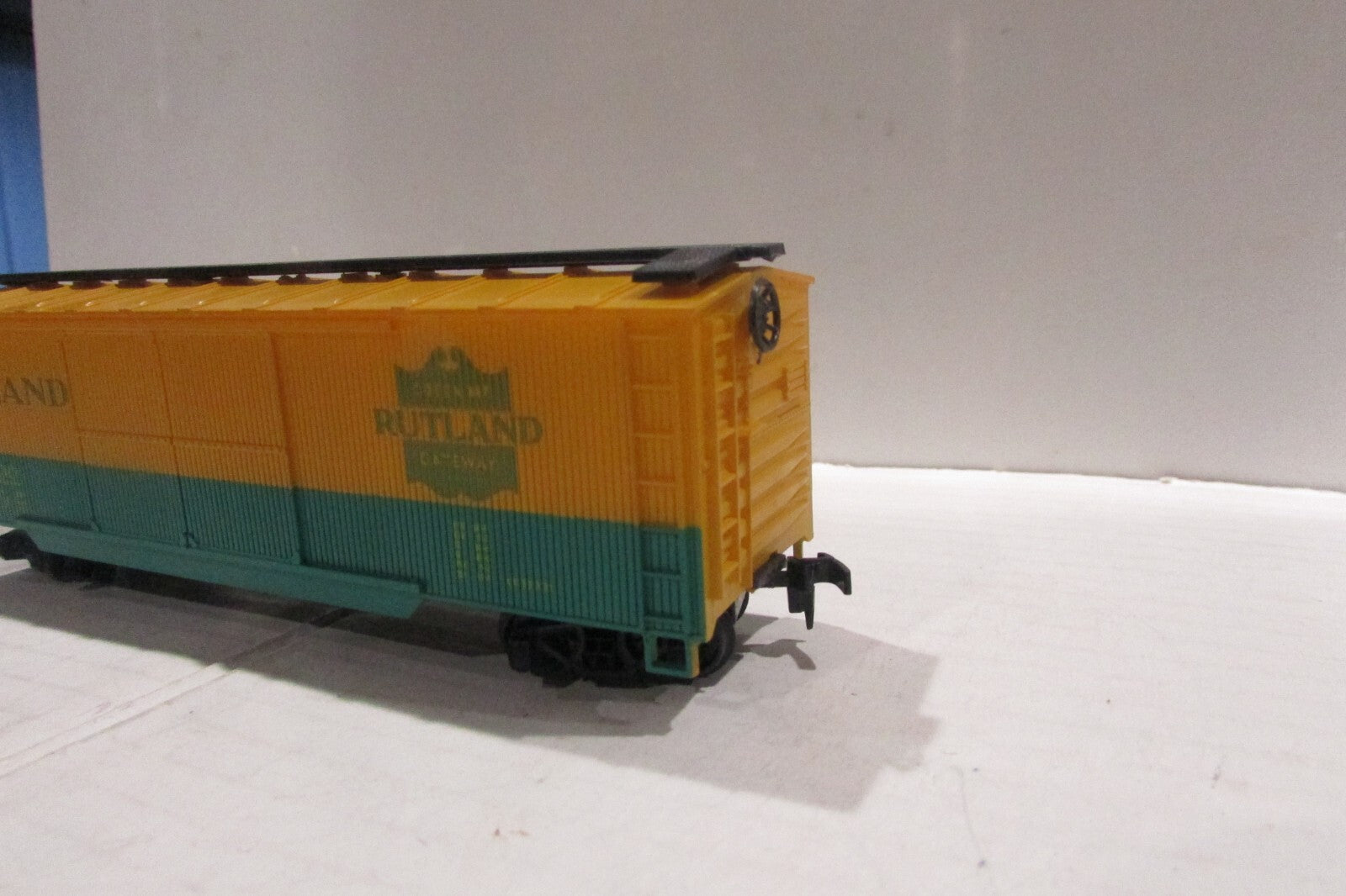 HO Scale AHM 5298-G Double Door Box Car RUTLAND