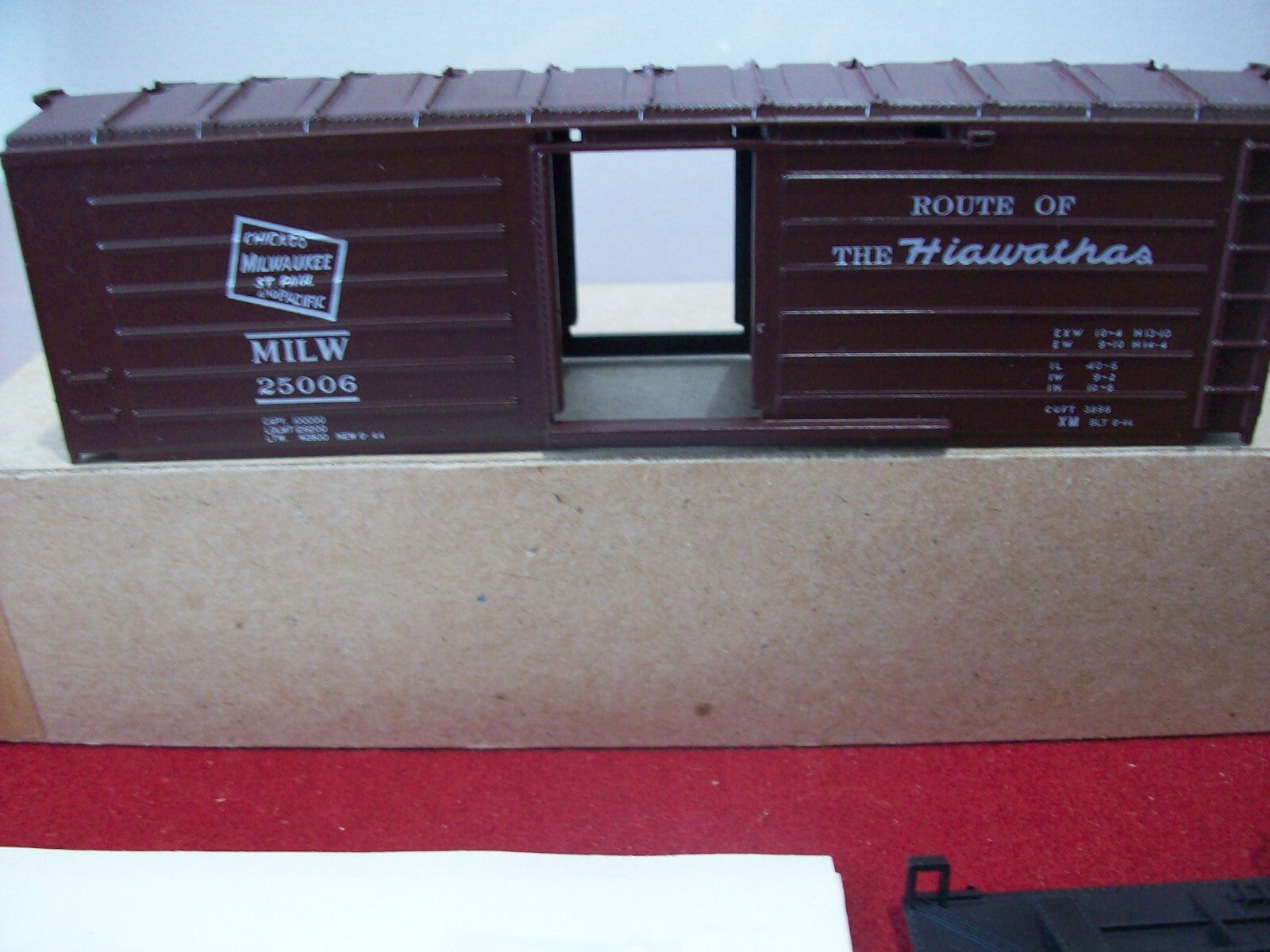 HO Scale Roundhouse 1024 40' Boxcar Car Kit Hiawatha Lot#0509