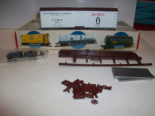 HO Scale 932-2480 Walthers 40' Reefer Wood End "Van Cam Milk Company"
