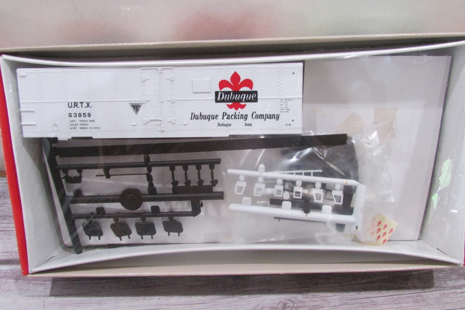 HO Scale Walthers 932-2554 40' Meat Reefer "Dubuque URTX #63859" Kit