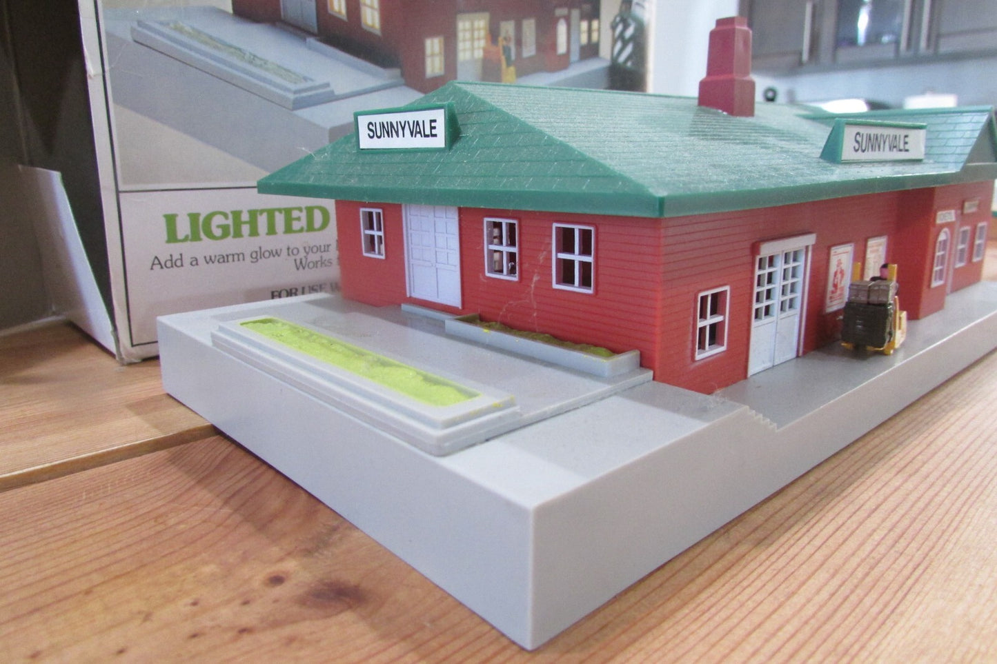 Ho Scale Bachmann #46-1217 Lighted Passenger Station Lot#0323